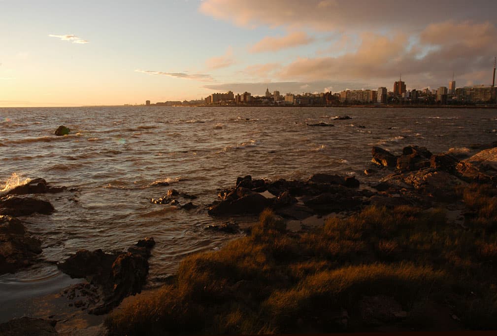 Skyline de Montevideo sobre la rambla, mercado inmobiliario de Uruguay