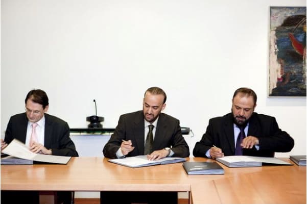 Firma de un acuerdo de compraventa entre las partes en Montevideo