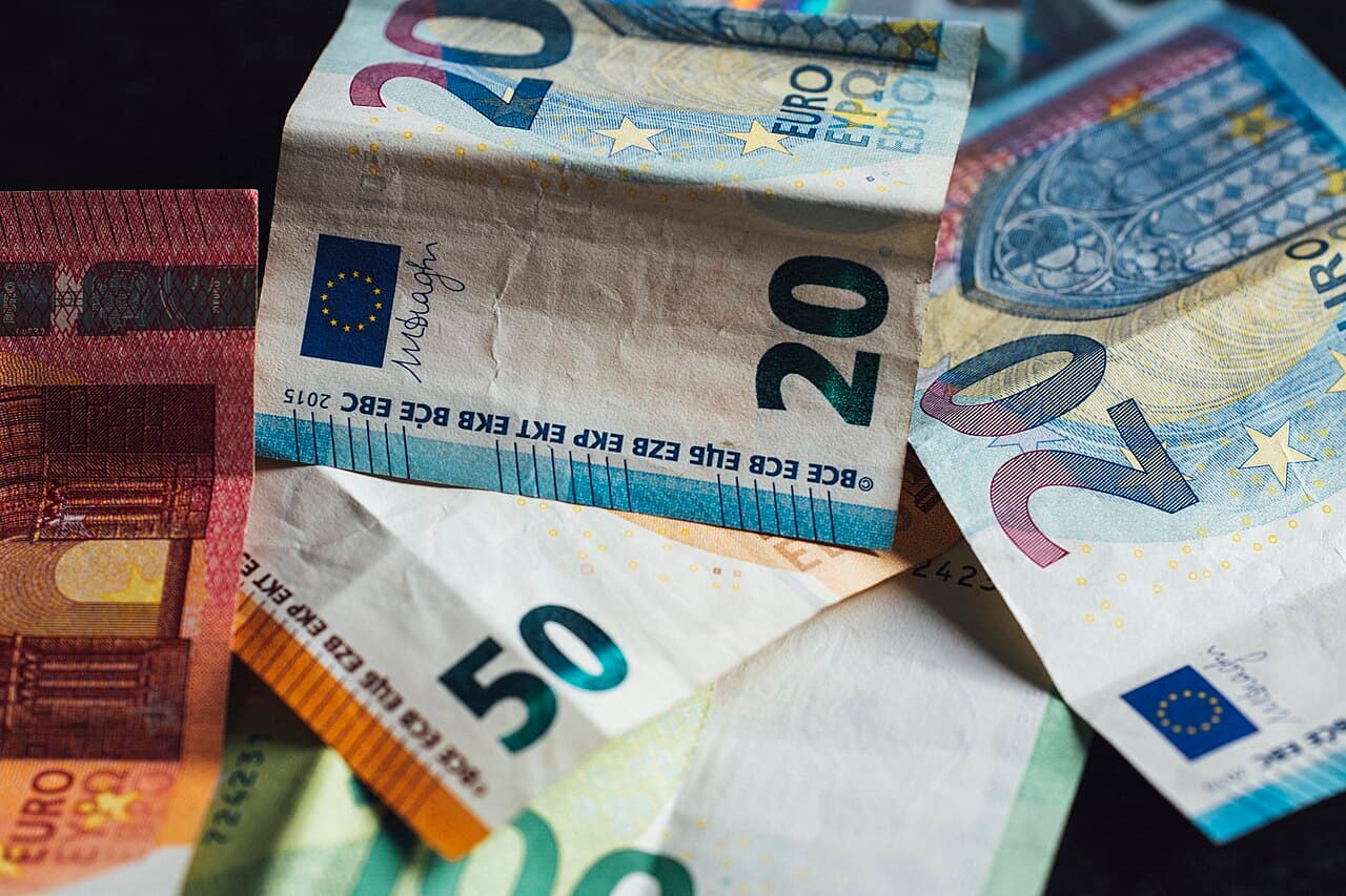Billetes y dinero en efectivo: los costos e impuestos que deja la venta en Montevideo