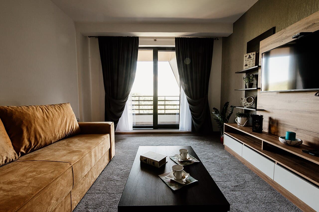 Living luminoso de un apartamento ordenado y preparado para las fotos y visitas de venta