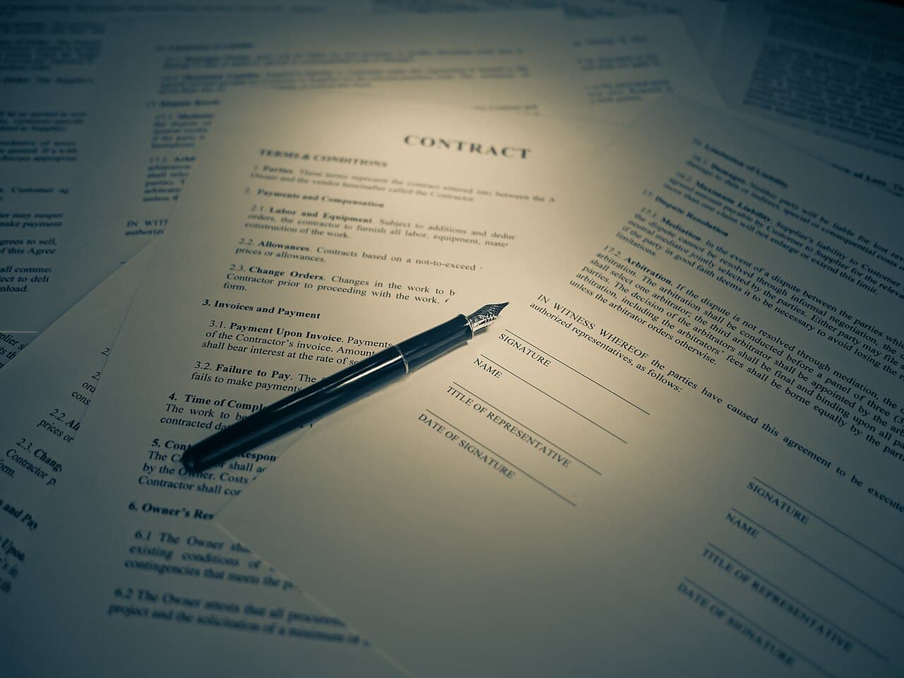 Contrato de compraventa y documentación legal sobre un escritorio, papeles para vender en Montevideo